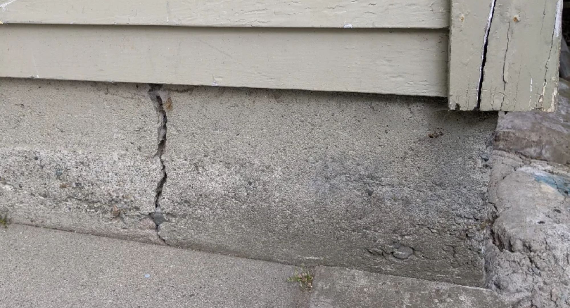 How wide are the cracks?